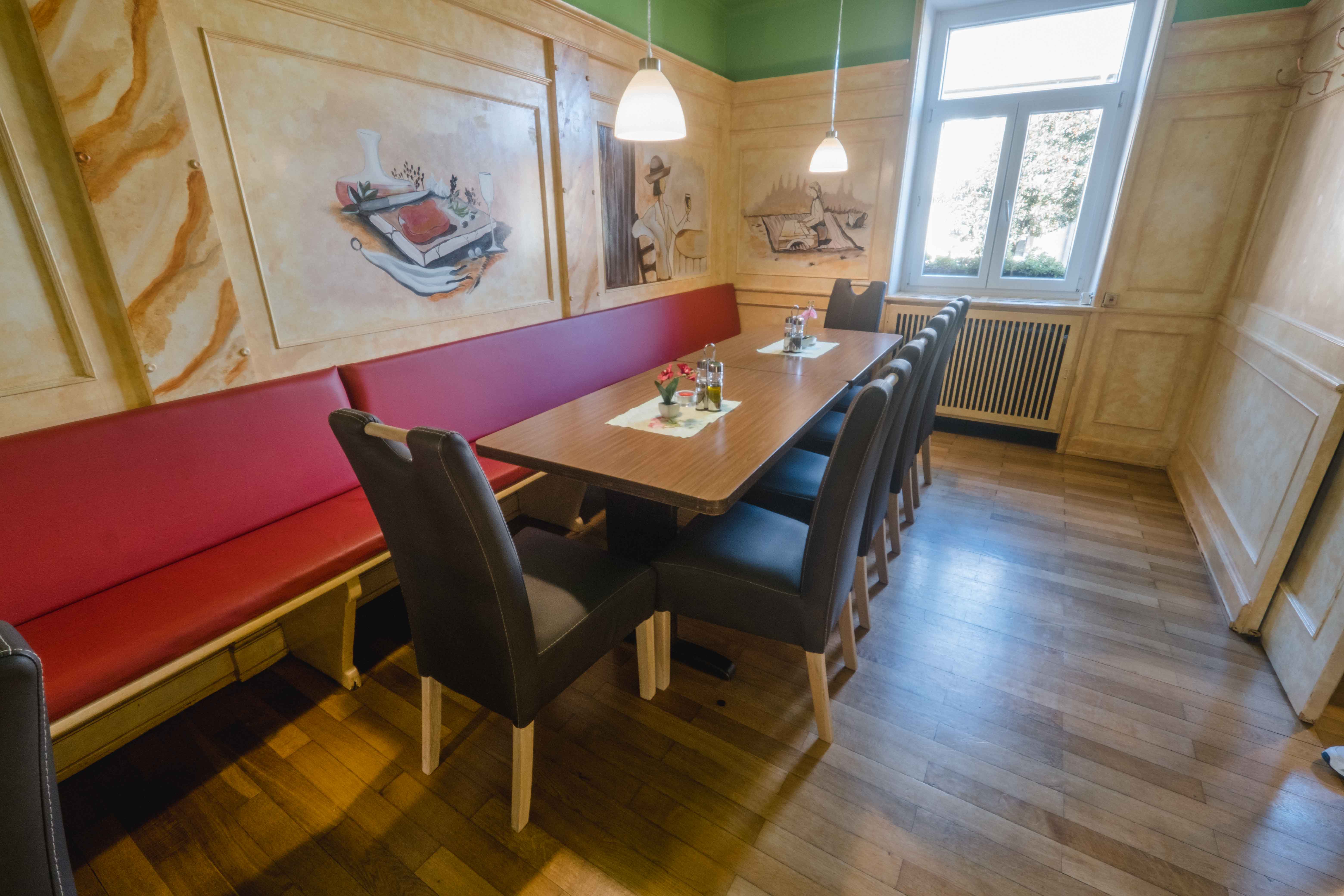 Restaurant mit Wandbildern