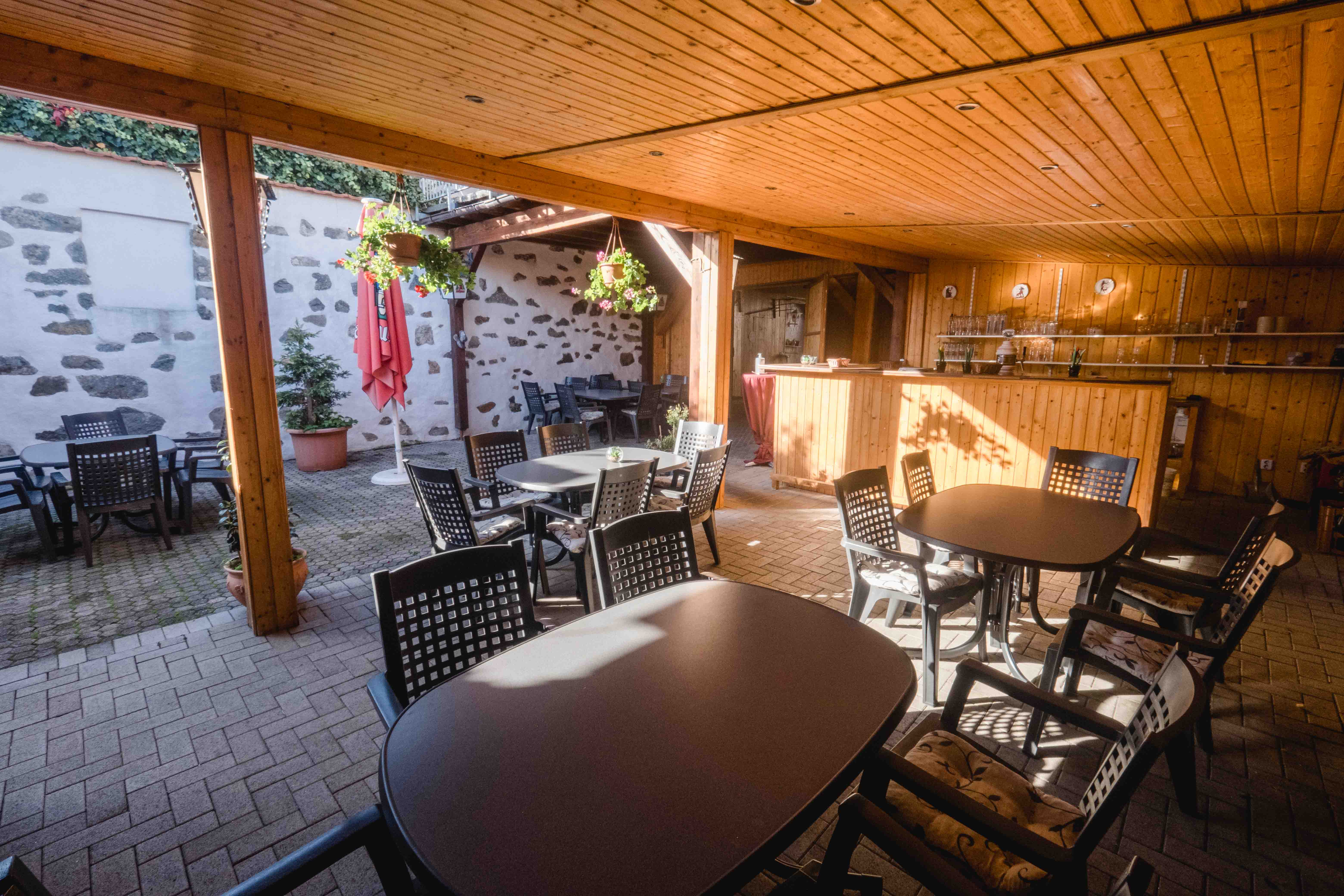 Gartenwirtschaft im Innenhof mit Theke